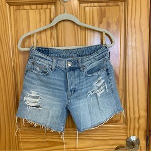American Eagle distressed jean shorts! Women’s size 2!
